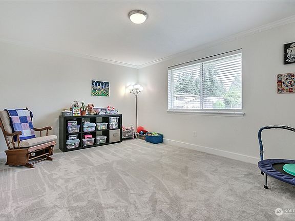 3rd image of 618 190th Street E
