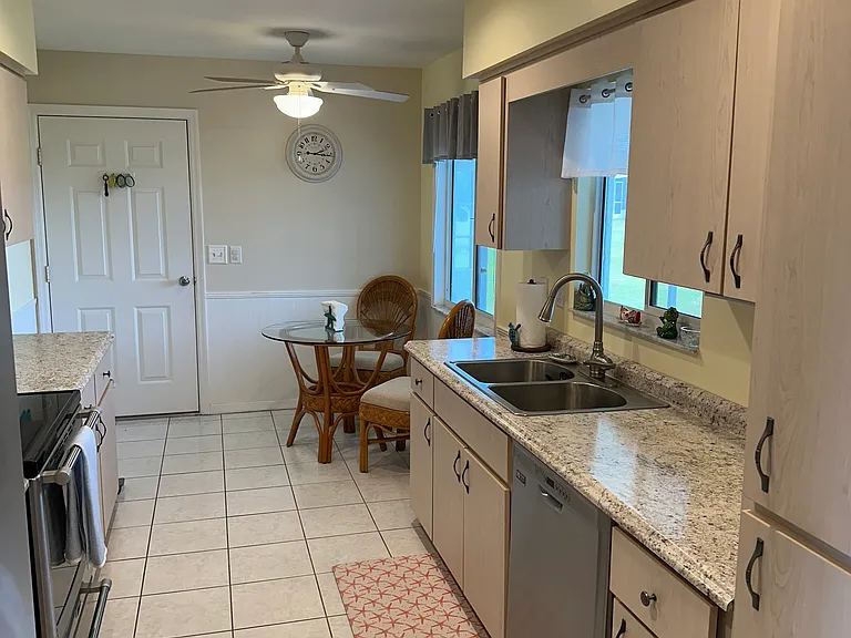 Kitchen w/all appliances