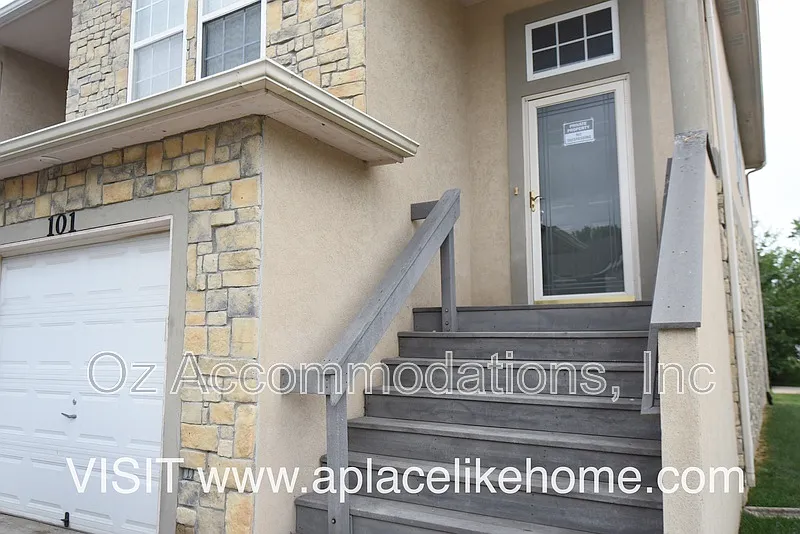 3 bed, 2.0 bath, 1330 sqft, $1,855 — Photo 2