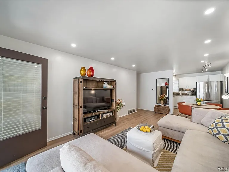 532 N Clayton St — Photo 11