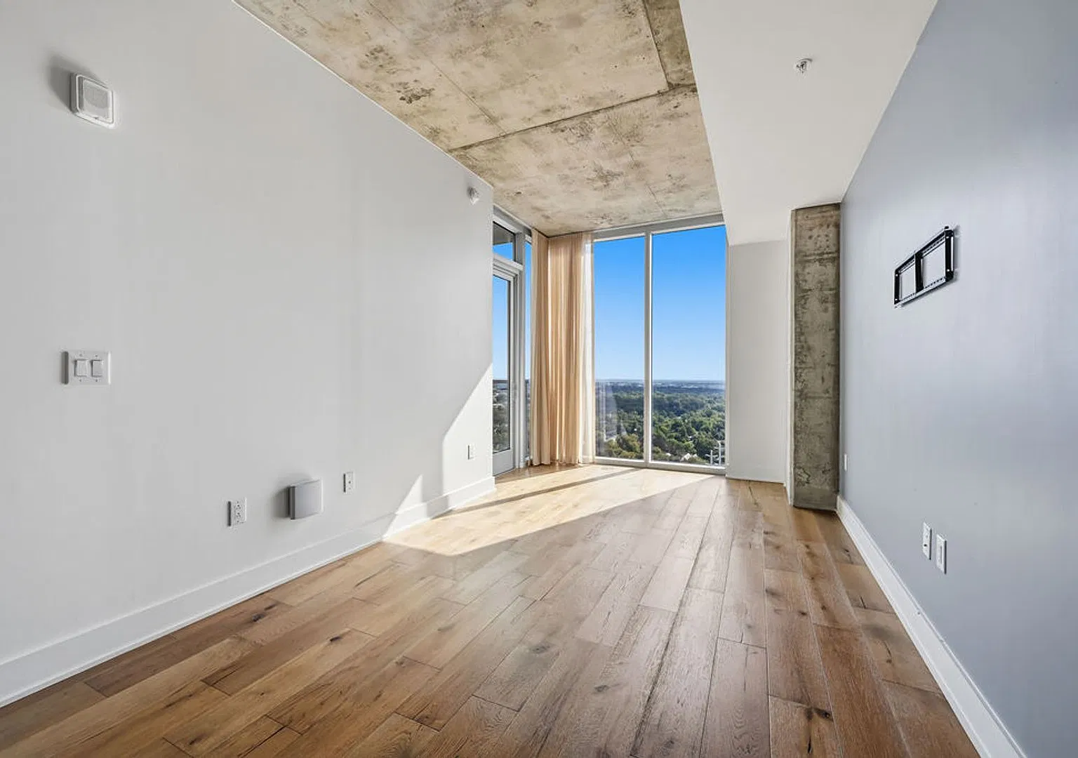 Luxury Downtown 1 Bed 1 Bath Condo — Photo 4