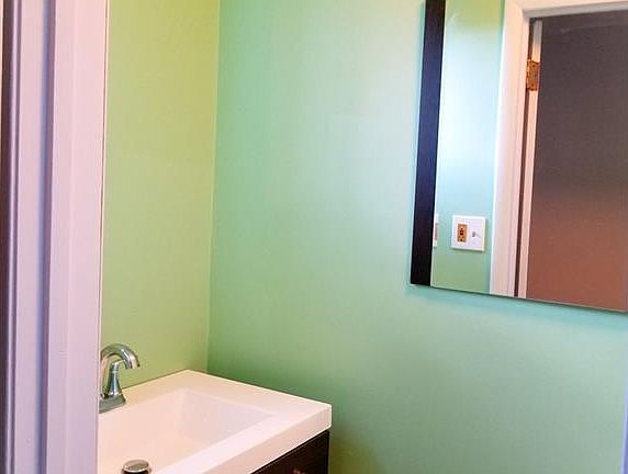 4th image of 488 Country Club Ln