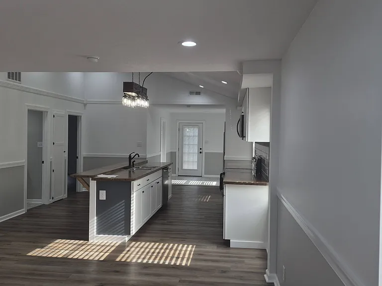 139 E South St — Photo 12