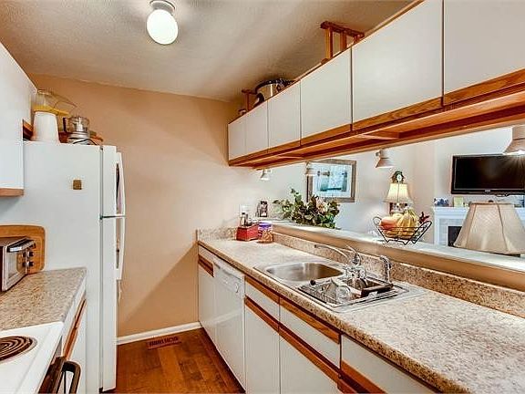 4th image of 266 S Taft Ct