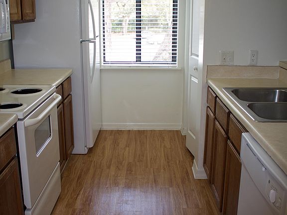 5th image of 226 Riverbend Dr Unit 201