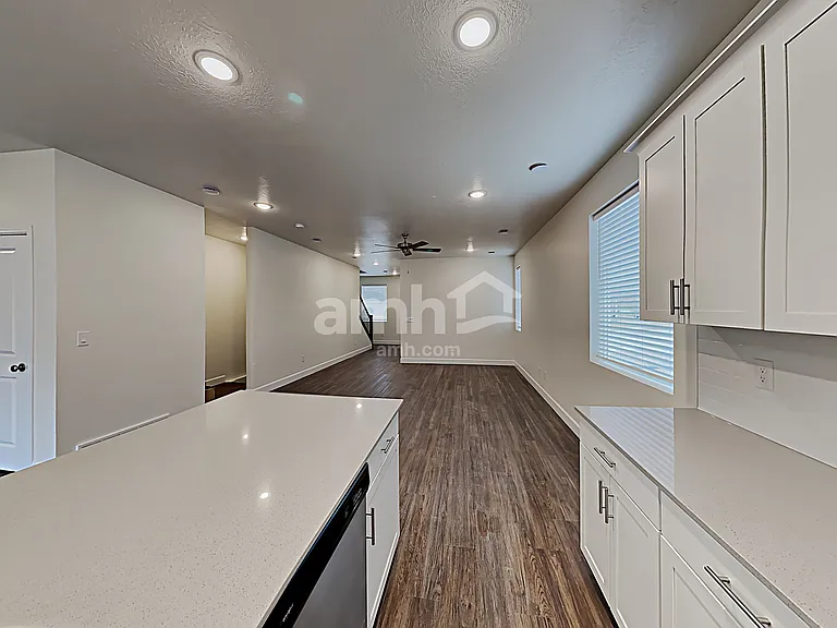 4404 N Poplar St — Photo 3