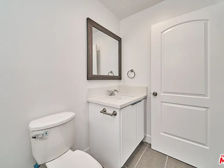 601 1/2 W 41st Pl — Photo 25
