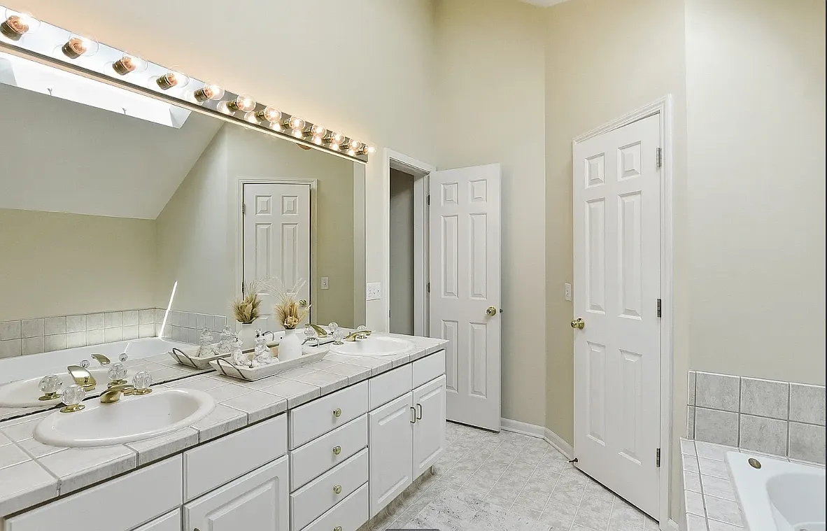 4 bed, 4.0 bath, 3011 sqft, $2,800 — Photo 4