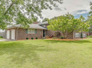 2001 N Parkwood Ln, Wichita, KS 67208