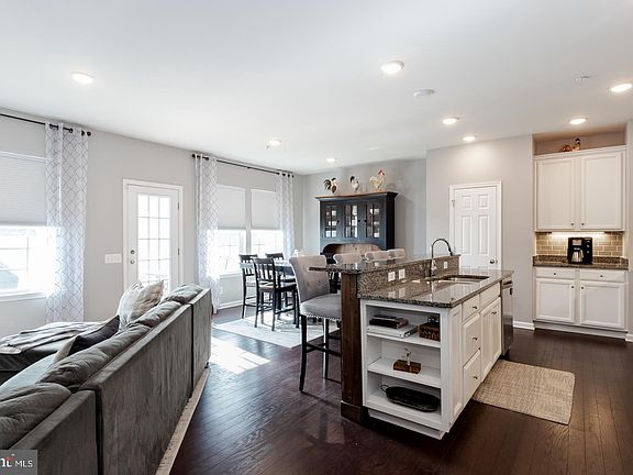 5th image of 703 Sun Valley Ct