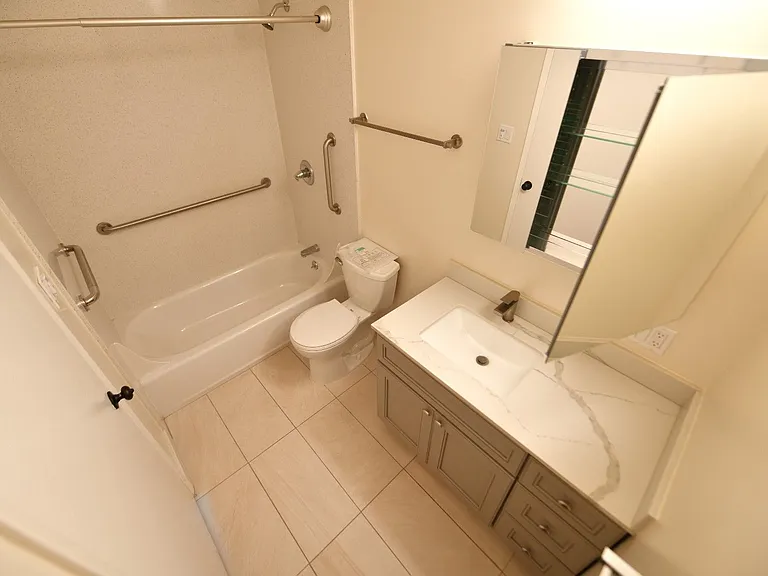 95 Linda Apartments — Photo 17