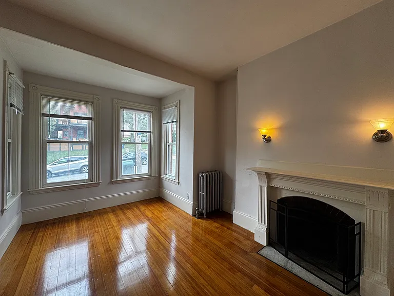 Laurel St — Photo 3