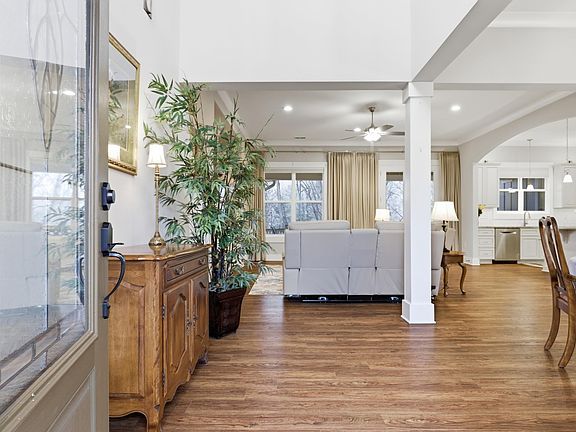4th image of 555 Riverstead Dr