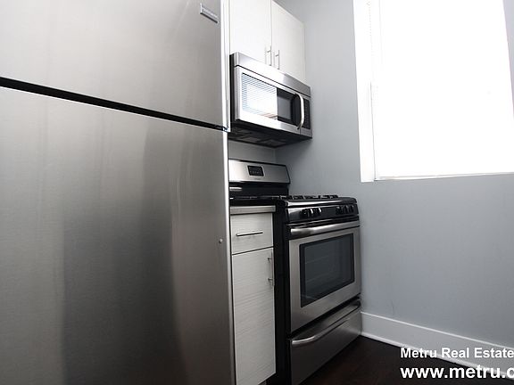 2nd image of 2128 N Sawyer Ave APT 2W