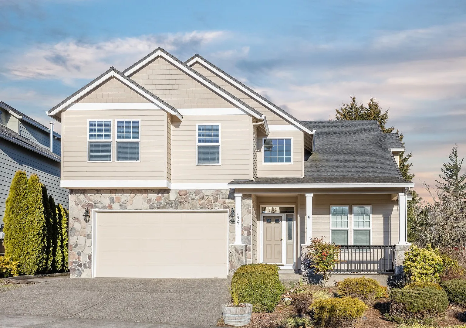 Beautiful 4 Bedroom home in Cascade Crest Available Now !! — Photo 1