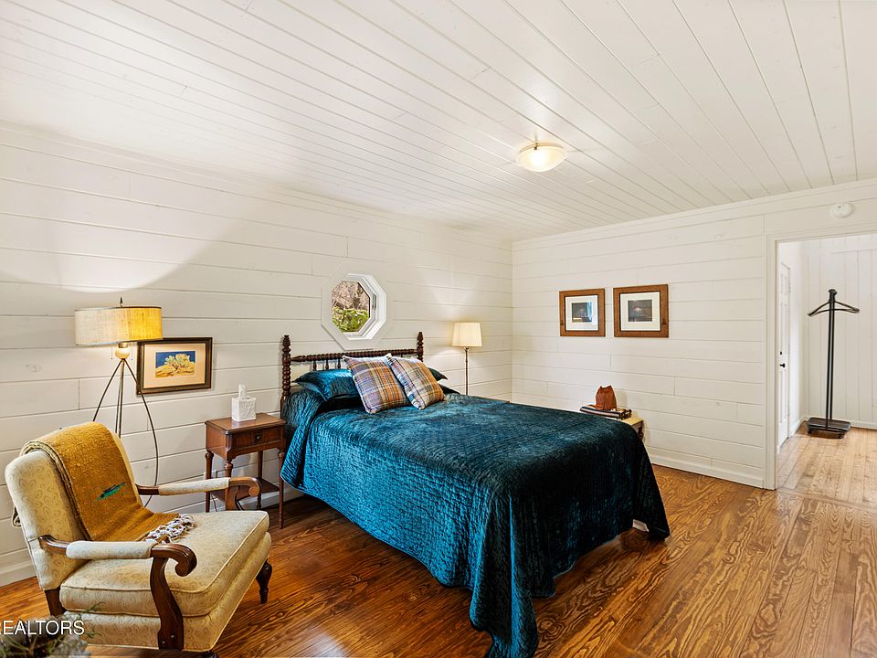 31st image of 284 Savannah Shores Dr