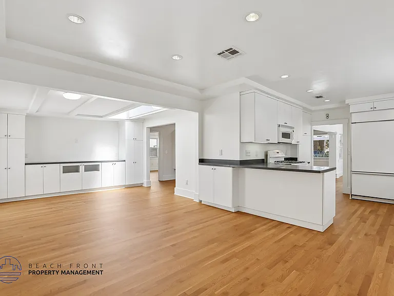 2810 E 2nd St — Photo 30