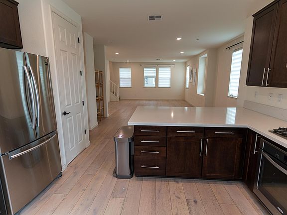3rd image of 1022 Giacomo Ln