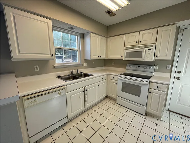7806 Fern Hollow Dr — Photo 7