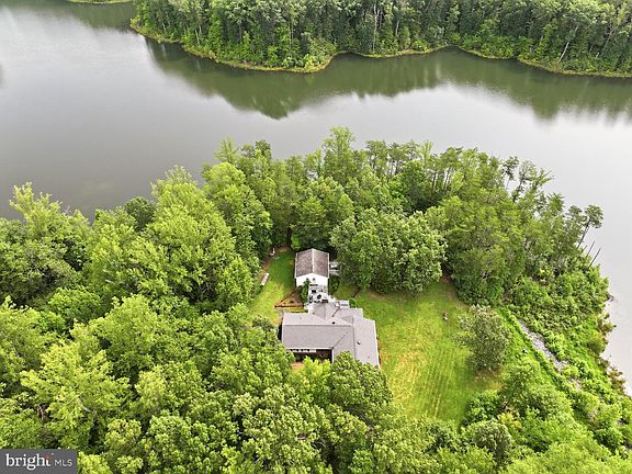 3rd image of 512 W Rocky Run Rd