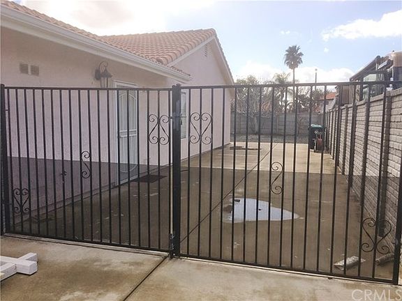 CONVENIENT SIDE DOOR TO GARAGE FOR EASY LOADING AND UNDLOADING YOUR RIG.