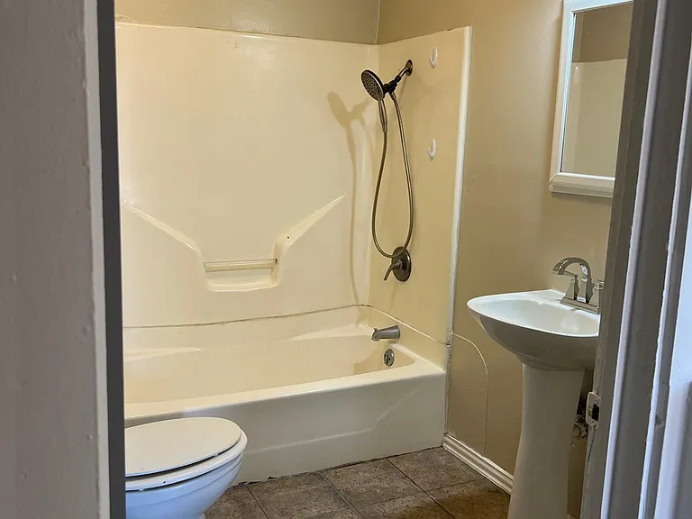 310 NE Alpine Dr — Photo 4