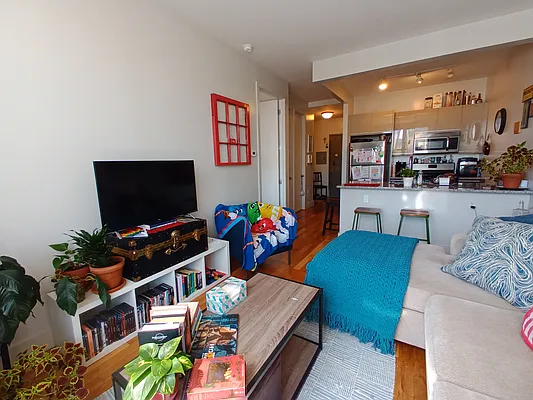 Rented by City Vista Inc | media 44