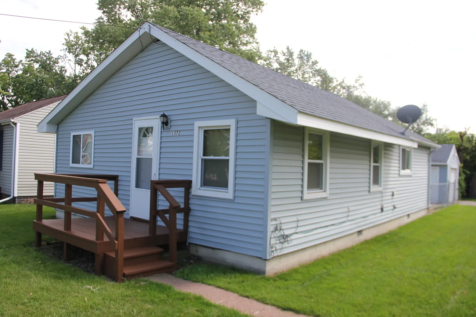 1372 Allen St photo 1