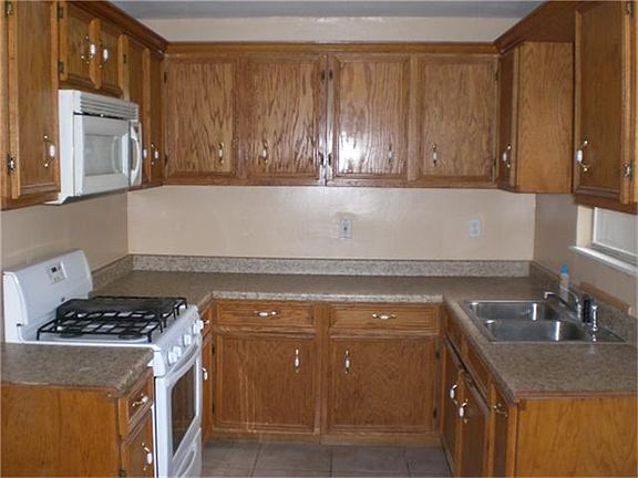KITCHEN HAS CUSTOM CABINETS