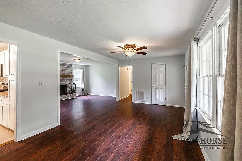 4 bed, 2.0 bath, 1743 sqft, $2,350 — Photo 4