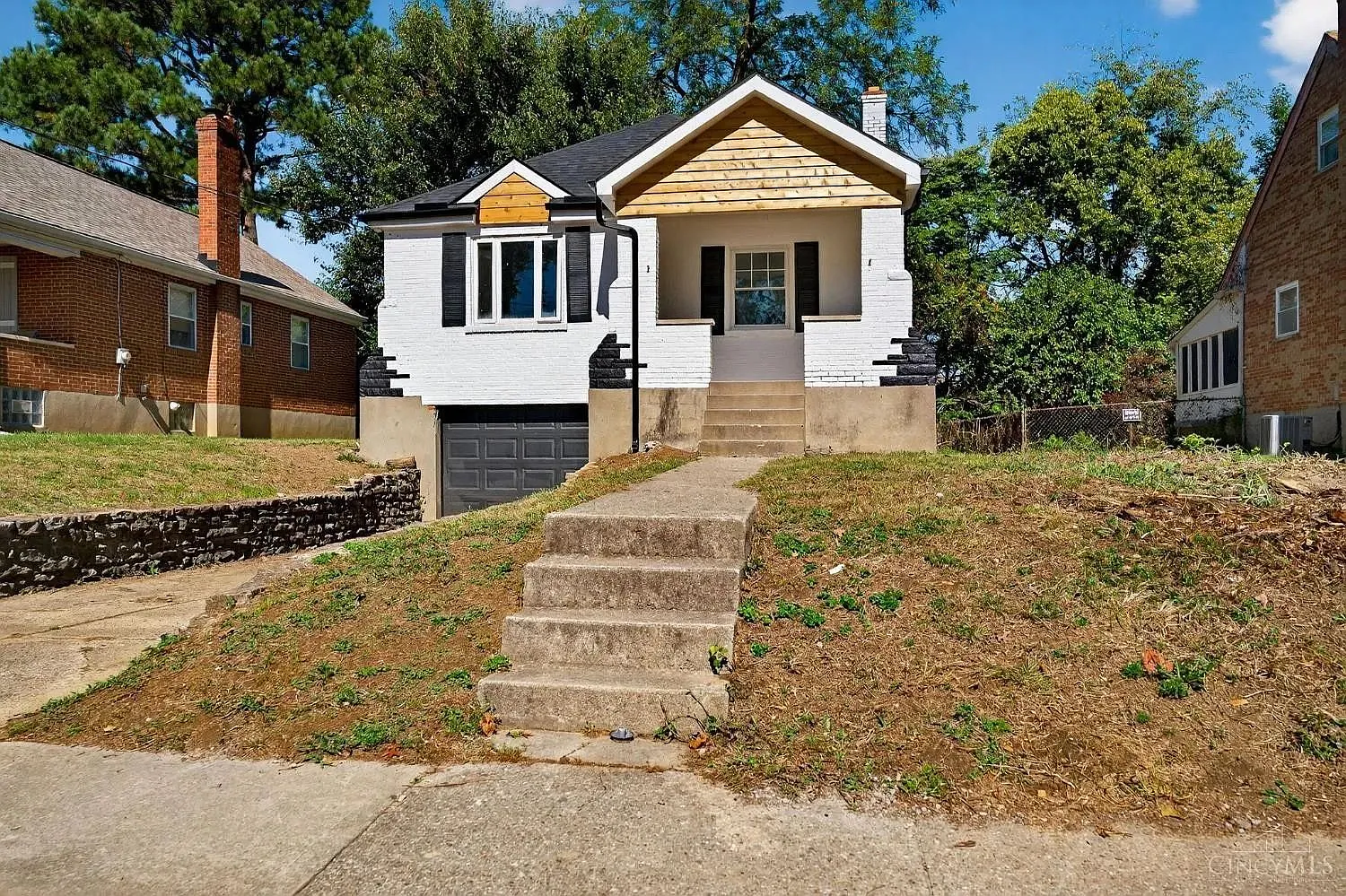 2 bed, 1.0 bath, 902 sqft, $1,900 — Photo 1
