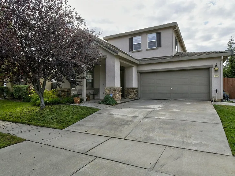 1804 Waterfall Dr — Photo 1