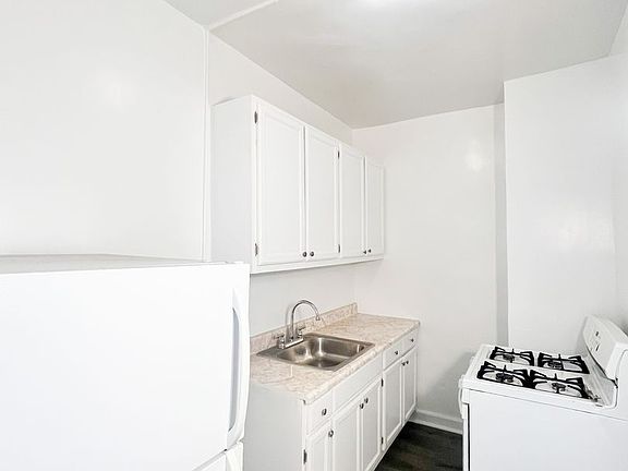5th image of 2910 W 8th St #403