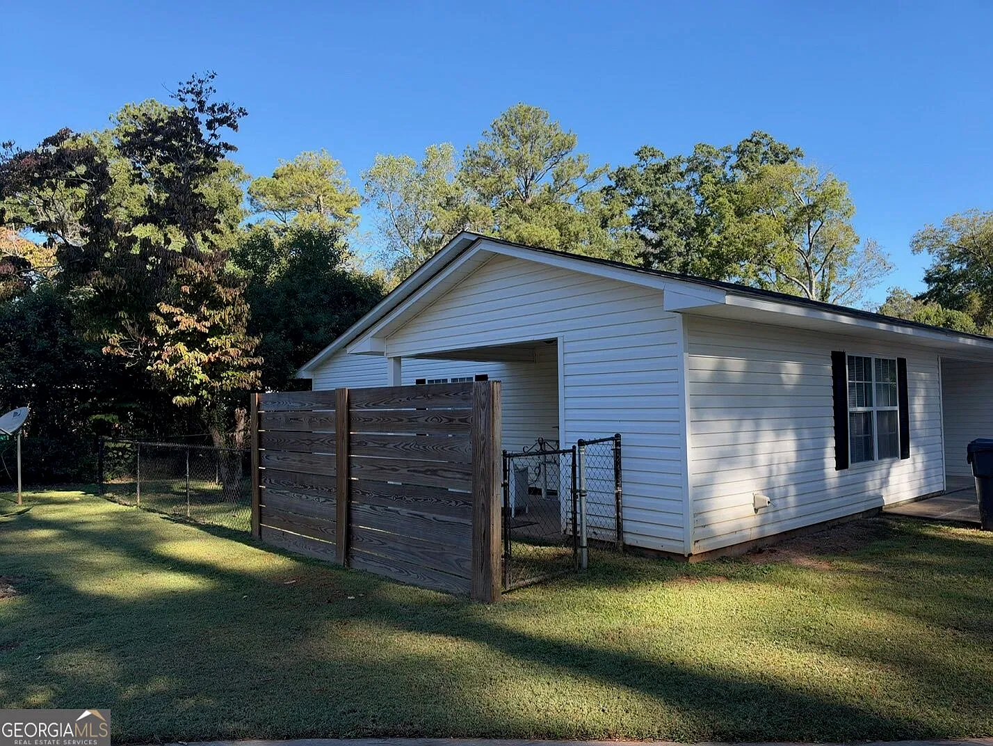 3 bed, 2.0 bath, 1100 sqft, $1,350 — Photo 3