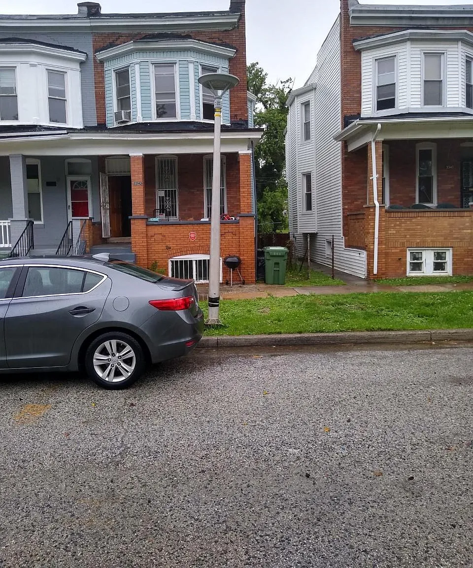 3 bed, 1.5 bath, 1300 sqft, $1,300 — Photo 2