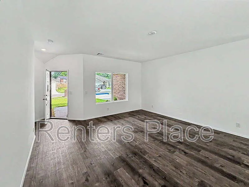 4 bed, 2.0 bath, 1618 sqft, $1,995 — Photo 2