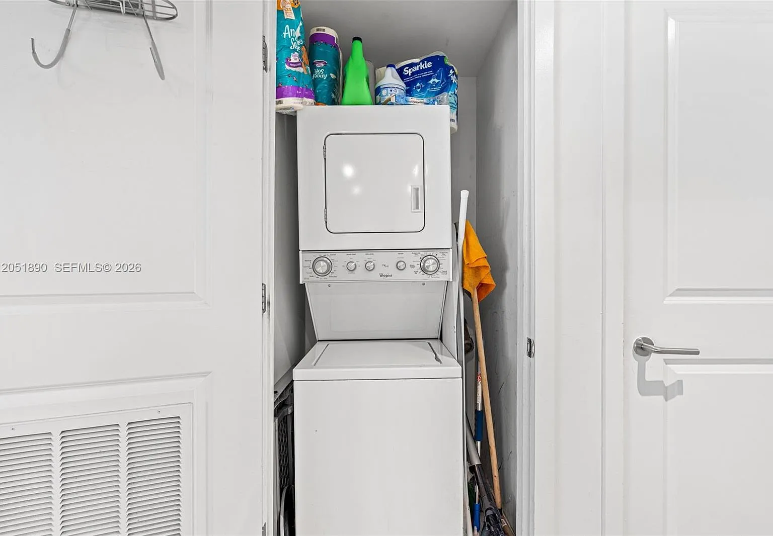 Canvas Condo — Photo 4