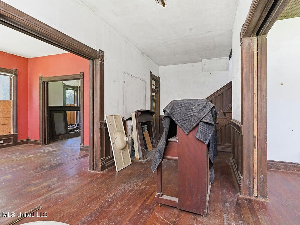 7th image of 530 Buschman St