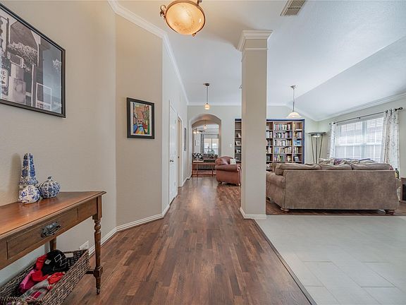 2nd image of 320 Highland Glen Dr