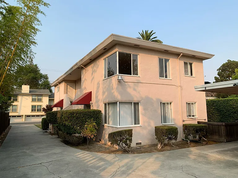 2046 Yale St — Photo 16