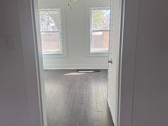 3rd image of 10 Hanover St #B