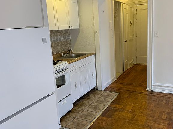 4th image of 15803 Sanford Ave APT 3B