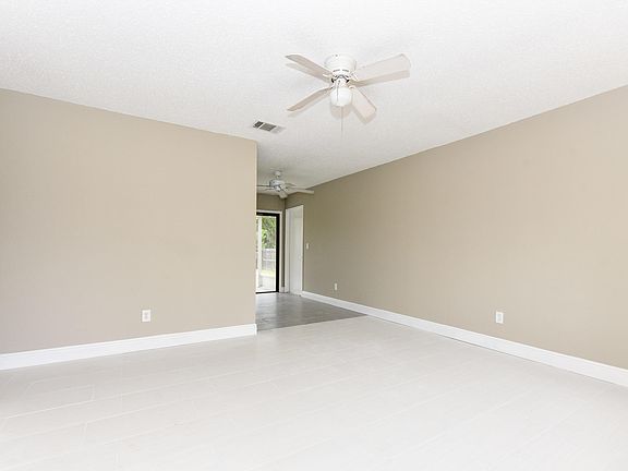 2nd image of 565 SE Thornhill Dr