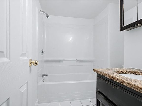 4th image of 61 W Warwick Ave