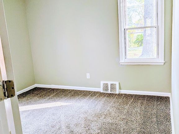 3rd image of 11378 Kinloch Ave