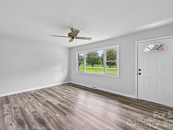 3rd image of 1811 S Post Rd