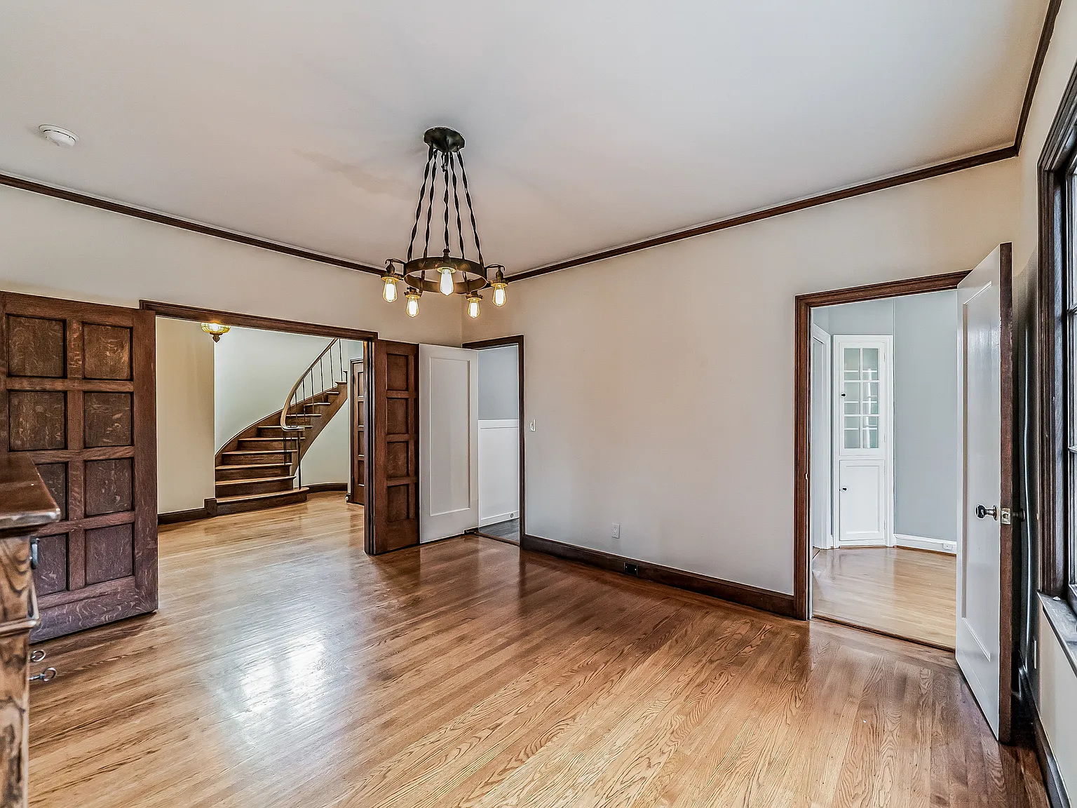 496 Crestlake Dr — Photo 3