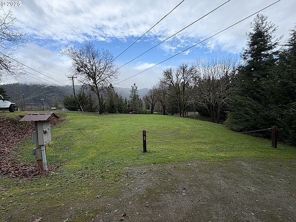 5th image of 157 Crest Dr