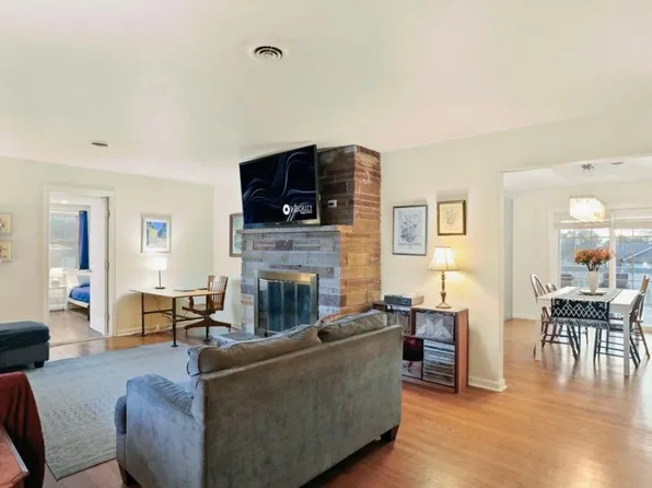 13715 Dixie Dr, Hagerstown, MD 21742