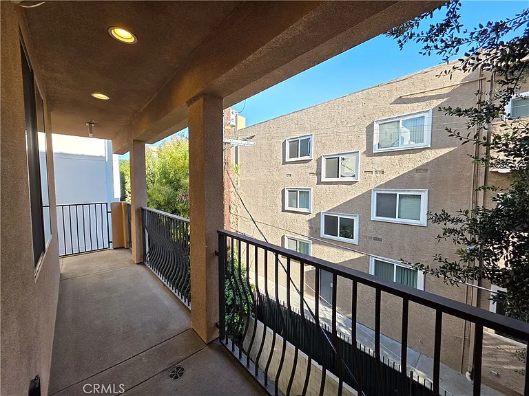 14618 Sylvan St — Photo 9